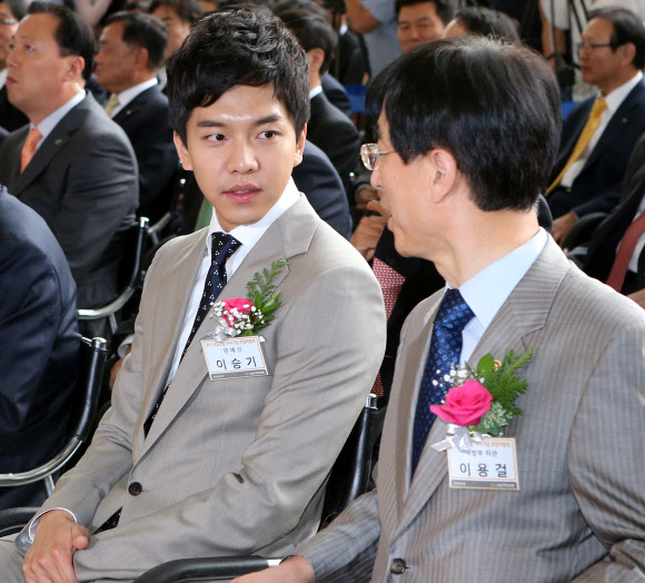 29일 오전 서울 강남구 삼성동 코엑스에서 열린 ‘2012 KB굿잡 우수기업 중동 취업박람회’에 KB금융 광고모델 이승기가 자리를 함께 하고 있다. 연합뉴스