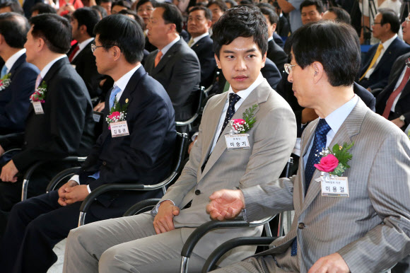 29일 오전 서울 강남구 삼성동 코엑스에서 열린 ‘2012 KB굿잡 우수기업 중동 취업박람회’에 KB금융 광고모델 이승기(오른쪽에서 두번째)가 이용걸 국방부 차관과 이야기를 하고 있다.  연합뉴스