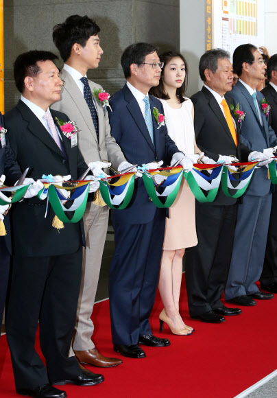 29일 서울 강남구 삼성동 코엑스에서 열린 ‘2012 KB굿잡 우수기업 취업박람회’에서 김황식 국무총리 등이 개막 테이프를 자르고 있다. 왼쪽부터 이채필 고용노동부 장관, 이승기 KB금융 홍보대사, 김 총리, 김연아 KB금융 홍보대사, 어윤대 KB금융 회장, 한덕수 무역협회장. 연합뉴스