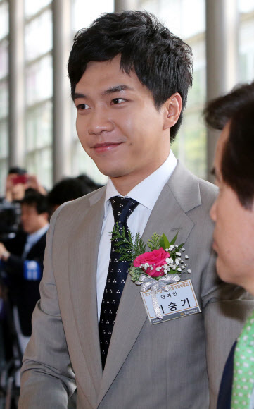 29일 오전 서울 강남구 삼성동 코엑스에서 열린 ‘2012 KB굿잡 우수기업 중동 취업박람회’에 KB금융 광고모델 이승기가 자리를 함께 하고 있다. 연합뉴스