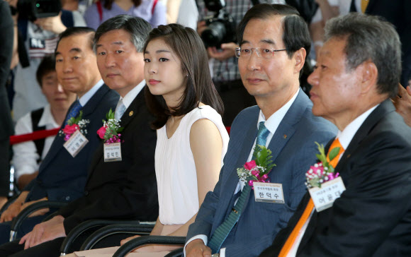 29일 오전 서울 강남구 삼성동 코엑스에서 열린 ‘2012 KB굿잡 우수기업 중동 취업박람회’에 KB금융 광고모델 김연아가 자리를 함께 하고 있다. 연합뉴스