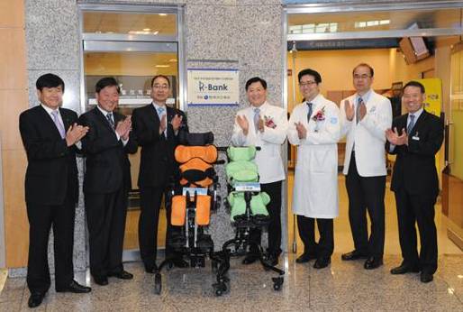주강수(왼쪽 세 번째) 한국가스공사 사장과 분당서울대병원 관계자들이 지난해 4월 분당서울대병원에서 ‘온누리 R-BANK’의 현판 제막식을 하고 있다. 한국가스공사 제공