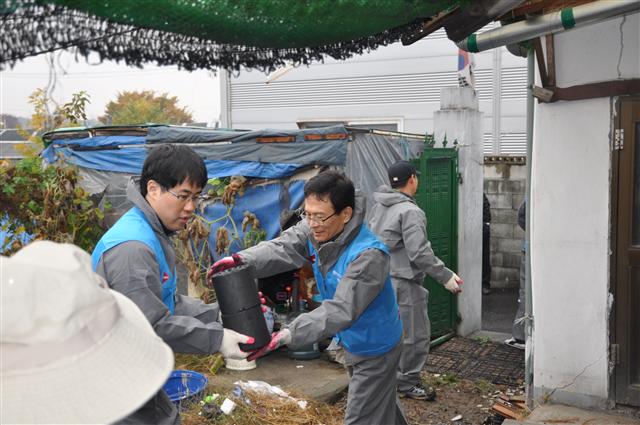 강영원(오른쪽) 한국석유공사 사장과 직원들이 지난해 12월 경기 안양시 관양동 본사 일대에서 사랑의 연탄배달 봉사활동을 하고 있다. 한국석유공사 제공