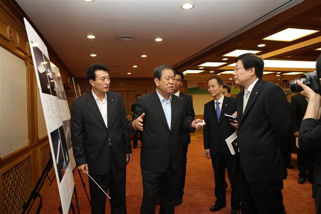 이지송(왼쪽 두 번째) 한국토지주택공사 사장이 중소기업 지원을 위한 조명기구 공모전에서 임직원들과 동반성장과 관련된 의견을 나누고 있다.  한국토지주택공사 제공