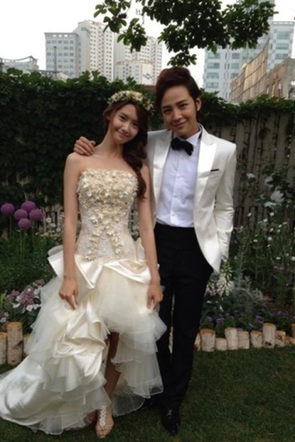 KBS2 ‘사랑비’에 연인으로 출연했던 윤아(왼쪽)와 장근석.<br>장근석 트위터