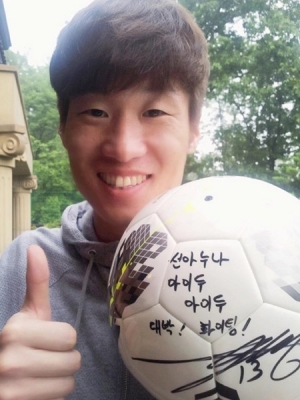 박지성이 김선아를 응원하며 직접 사인한 공을 들고 환히 웃고 있다.<br>김선아 페이스북