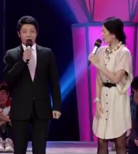 지난해 5월 싸베이닝(왼쪽)의 ‘워먼여우이타오’에 출연한 장쯔이.<br>CCTV 방송 영상 캡처