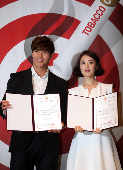 가수 김종국과 탤런트 김민정이 31일 오전 서울 프레스센터에서 열린 ‘제25회 세계 금연의 날’기념식에서 2012 금연 캠페인 홍보대사로 위촉된 후 기념촬영하고 있다. 연합뉴스