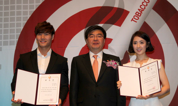 가수 김종국과 탤런트 김민정이 31일 오전 서울 프레스센터에서 열린 ‘제25회 세계 금연의 날’기념식에서 2012 금연 캠페인 홍보대사로 위촉된 후 임채민 보건복자부 장관과 기념촬영하고 있다.  연합뉴스