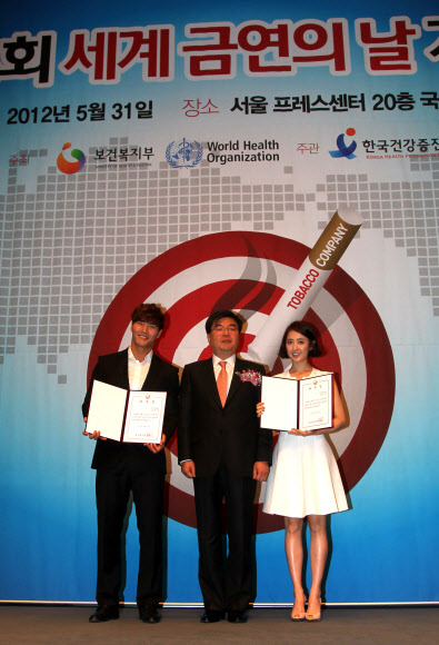 가수 김종국과 탤런트 김민정이 31일 오전 서울 프레스센터에서 열린 ‘제25회 세계 금연의 날’기념식에서 2012 금연 캠페인 홍보대사로 위촉된 후 임채민 보건복지부 장관과 기념촬영하고 있다.  연합뉴스