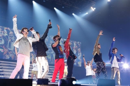 남성 아이돌 그룹 2PM이 31일 일본 도쿄의 대형 공연장인 부도칸에서 열린 단독 콘서트 ‘6 뷰티풀 데이즈’에서 화려한 춤과 노래를 선보이고 있다. 2PM은 6일 동안 이어진 공연에서 매회 전석 매진을 기록하며 총 6만명의 관객을 동원했다. <br>JYP 엔터테인먼트 제공