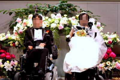 지난 26일 오후 1시쯤 서울 종로구의 한 교회에서 뇌병변 1급 장애를 가진 신랑 신모씨와 신부 조모씨가 결혼식을 올리고 있다.