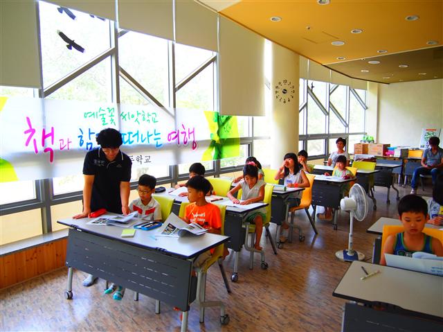 충남 아산 거산초가 지난해 여름 천안 광덕산에서 가진 독서캠프 모습. 이 학교는 폐교 위기에 몰렸으나 다양한 교육프로그램으로 인기학교로 대변신했다.  거산초 제공
