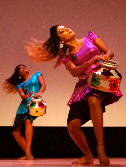 4일 오전 여수엑스포 엑스포홀에서  몰디브 국가의 날 행사를 기념하는 몰디브 전통공연이 펼쳐지고 있다. 연합뉴스