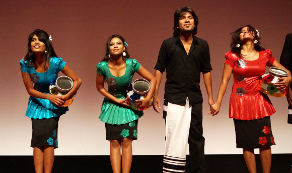 4일 오전 여수엑스포 엑스포홀에서  몰디브 국가의 날 행사를 기념하는 몰디브 전통공연이 펼쳐지고 있다. 연합뉴스