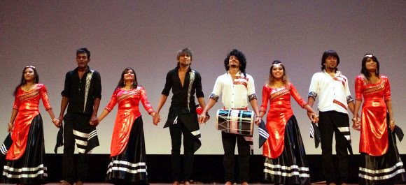 4일 오전 여수엑스포 엑스포홀에서  몰디브 국가의 날 행사를 기념하는 몰디브 전통공연이 펼쳐지고 있다. 연합뉴스