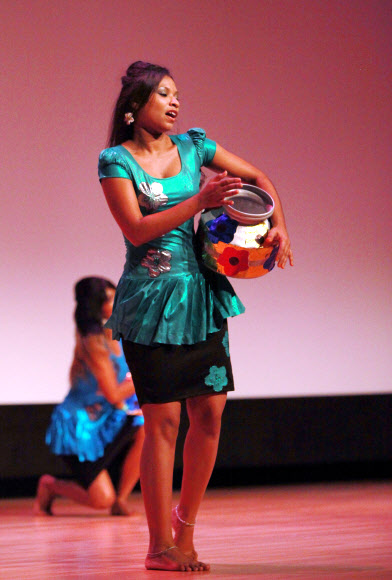 4일 오전 여수엑스포 엑스포홀에서  몰디브 국가의 날 행사를 기념하는 몰디브 전통공연이 펼쳐지고 있다. 연합뉴스