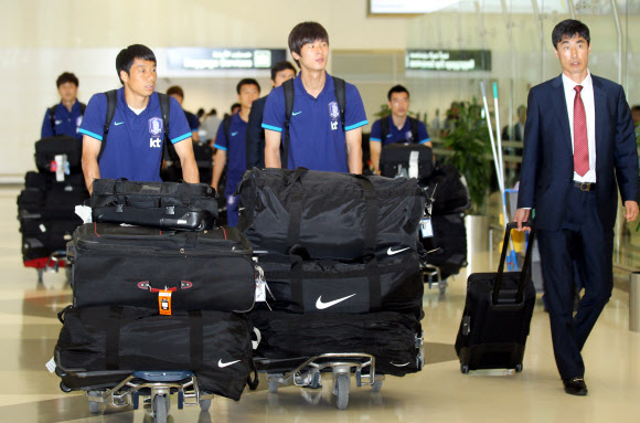 월드컵 국가대표팀이 4일 오후(현지시간) 카타르 수도 도하국제공항에 도착, 입국장을 나서고 있다.  연합뉴스