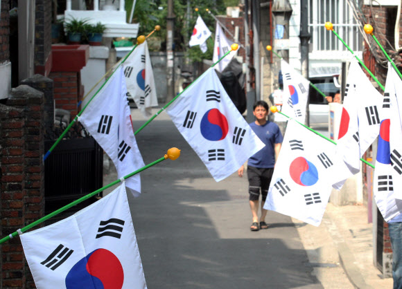 제57회 현충일인 6일 서울 동작구 신대방2동 498번지 일대 주택가에 현충일을 기념하는 태극기가 집집마다 걸렸다.  연합뉴스