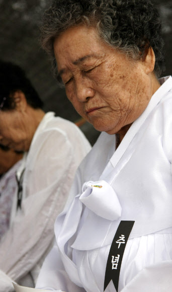 제 57회 현충일인 6일 전남 강진군 강진읍 보은산 자락 충혼탑에서 열린 추념식에서 참가자들이 호국영령의 명복을 빌고 순국선열 및 전몰장병의 숭고한 애국정신과 넋을 기리고 있다.  연합뉴스