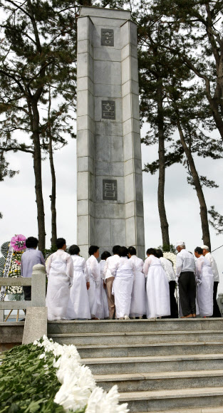제 57회 현충일인 6일 전남 강진군 강진읍 보은산 자락 충혼탑에서 열린 추념식에서 참가자들이 호국영령의 명복을 빌고 순국선열 및 전몰장병의 숭고한 애국정신과 넋을 기리고 있다.  연합뉴스