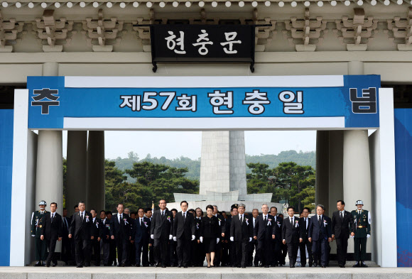 이명박 대통령과 김윤옥 여사 등이 6일 서울 동작동 국립현충원에서 열린 제57회 현충일 추념식에 참석, 호국영령에 대한 분향을 마치고 현충문을 나서고 있다. 연합뉴스