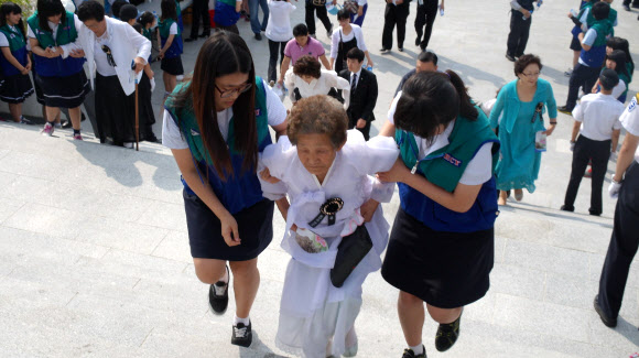 대한적십자사 울산광역시지사(회장 김석기) 청소년적십자(RCY) 고등학교 단원 200명은 6일 현충일을 맞아 울산대공원내 현충탑을 찾은 참배객을 대상으로 봉사활동을 전개했다. 연합뉴스