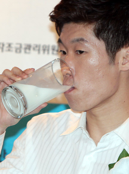 7일 오서 서울 중구 소공동 웨스틴 조선호텔에서 열린 ‘세계 최고 수준, 우리 흰우유 홍보대사 위촉식’에서 홍보대사로 위촉된 박지성 선수가 우유를 마시고 있다. 연합뉴스