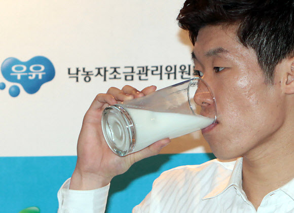 7일 오서 서울 중구 소공동 웨스틴 조선호텔에서 열린 ‘세계 최고 수준, 우리 흰우유 홍보대사 위촉식’에서 홍보대사로 위촉된 박지성 선수가 우유를 마시고 있다. 연합뉴스