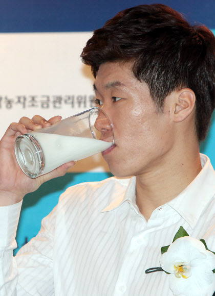 7일 오서 서울 중구 소공동 웨스틴 조선호텔에서 열린 ‘세계 최고 수준, 우리 흰우유 홍보대사 위촉식’에서 홍보대사로 위촉된 박지성 선수가 우유를 마시고 있다. 연합뉴스