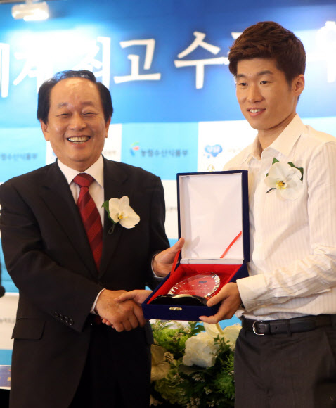 7일 오후 서울 중구 소공동 웨스틴 조선호텔에서 열린 ‘세계 최고 수준, 우리 흰우유 홍보대사 위촉식’에서 홍보대사로 위촉된 박지성 선수(오른쪽)가  농림식품수산부 서규용 장관과 기념촬영을 하고 있다. 연합뉴스