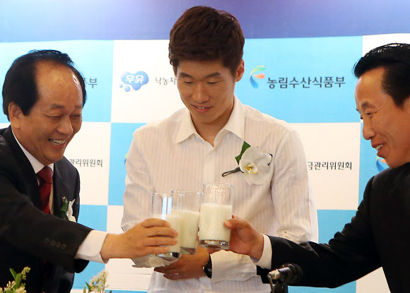 7일 오후 서울 중구 소공동 웨스틴 조선호텔에서 열린 ‘세계 최고 수준, 우리 흰우유 홍보대사 위촉식’에서 농림수산식품부 서규용 장관(왼쪽부터), 홍보대사로 위촉된 박지성 선수, 낙농자조금관리위원회 이승호 위원장이 우유로 건배를 하고 있다.  연합뉴스