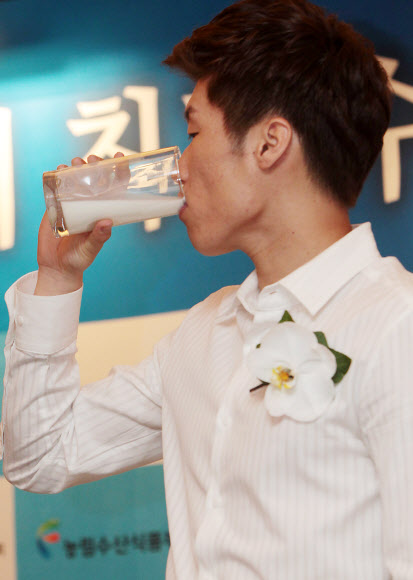 7일 오후 서울 중구 소공동 웨스틴 조선호텔에서 열린 ‘세계 최고 수준, 우리 흰우유 홍보대사 위촉식’에서 홍보대사로 위촉된 박지성 선수가 우유를 마시고 있다. 연합뉴스
