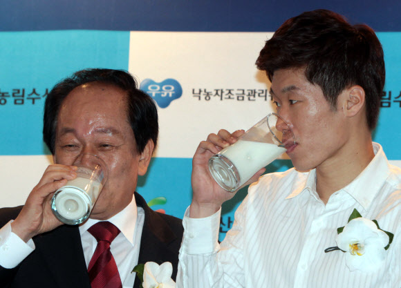 7일 오후 서울 중구 소공동 웨스틴 조선호텔에서 열린 ‘세계 최고 수준, 우리 흰우유 홍보대사 위촉식’에서 홍보대사로 위촉된 박지성 선수(오른쪽)가 서규용 농림식품수산부 장관과 우유를 마시고 있다. 연합뉴스