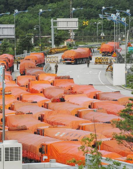 대북 식량차관을 실은 트럭들이 도라산 남북출입사무소를 통과해 북측으로 가고 있는 모습(2007년 7월) 서울신문 포토라이브러리