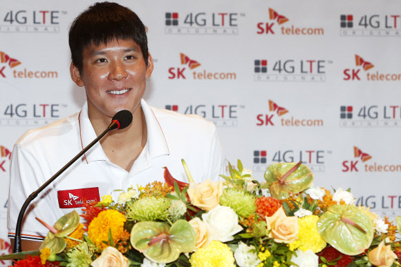 ‘마린보이’ 박태환이 8일 오전 서울 중구 을지로 SK T-타워에서 열린 ‘런던 올림픽 출정 기자 회견’에서 질문에 답하고 있다. 박태환은 9일 호주 전지훈련을 위해 출국할 예정이다.  연합뉴스