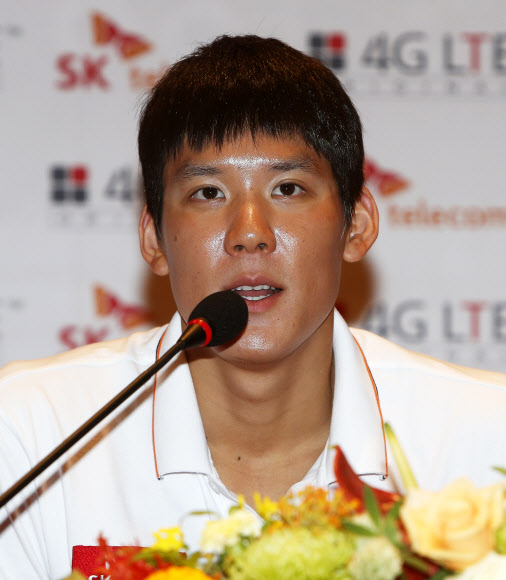 ‘마린보이’ 박태환이 8일 오전 서울 중구 을지로 SK T-타워에서 열린 ‘런던 올림픽 출정 기자 회견’에서 질문에 답하고 있다. 박태환은 9일 호주 전지훈련을 위해 출국할 예정이다.  연합뉴스