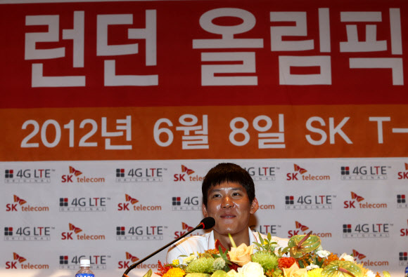 ‘마린보이’ 박태환이 8일 오전 서울 중구 을지로 SK T-타워에서 열린 ‘런던 올림픽 출정 기자 회견’에서 질문에 답하고 있다. 박태환은 9일 호주 전지훈련을 위해 출국할 예정이다.  연합뉴스