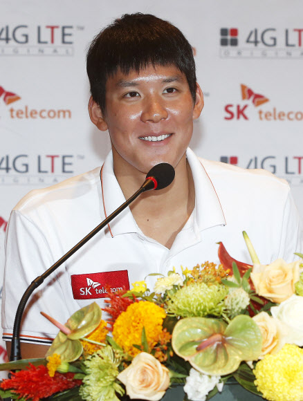 ‘마린보이’ 박태환이 8일 오전 서울 중구 을지로 SK T-타워에서 열린 ‘런던 올림픽 출정 기자 회견’에서 질문에 답하고 있다. 박태환은 9일 호주 전지훈련을 위해 출국할 예정이다.  연합뉴스