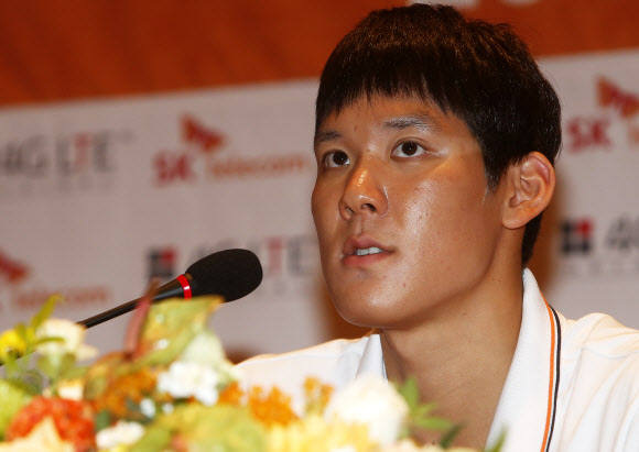 ‘마린보이’ 박태환이 8일 오전 서울 중구 을지로 SK T-타워에서 열린 ‘런던 올림픽 출정 기자 회견’에서 질문에 답하고 있다. 박태환은 9일 호주 전지훈련을 위해 출국할 예정이다.  연합뉴스