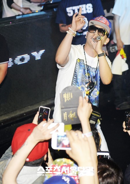 가수 크라운제이가 10일 새벽 서울 신사동의 한 클럽에서 진행된 쇼케이스에서 화려한 무대를 펼치고 있다.  배정한 기자 hany@media.sportsseoul.com