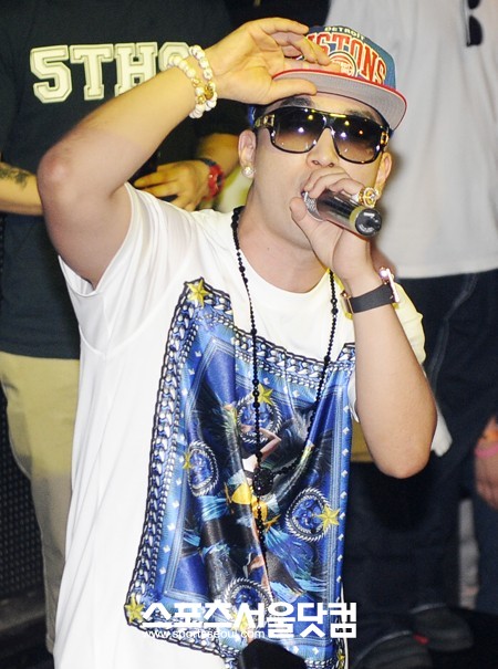 가수 크라운제이가 10일 새벽 서울 신사동의 한 클럽에서 진행된 쇼케이스에서 화려한 무대를 펼치고 있다.  배정한 기자 hany@media.sportsseoul.com