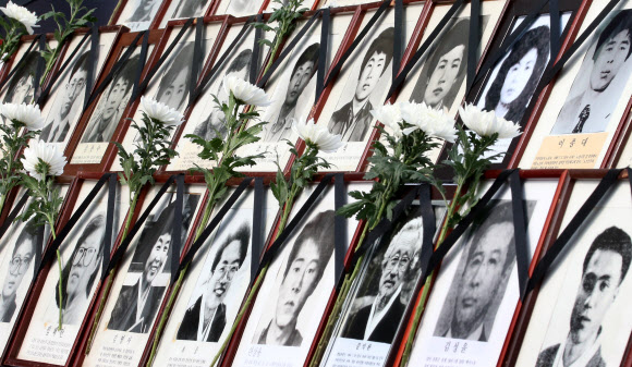 10일 오후 서울광장에서 ‘21회 민족민주열사 .희생자  범국민추모제’가 열렸다. 고인들의 사진에 추모의 꽃이 놓여 있다.  연합뉴스