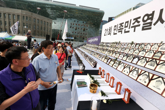 10일 오후 서울광장에서 열린 ‘21회 민족민주열사 .희생자  범국민추모제’에서 시민들이 고인을 추모하며 헌화를 하고 있다.  연합뉴스