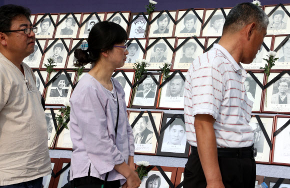 10일 오후 서울광장에서 ‘21회 민족민주열사 .희생자  범국민추모제’가 열렸다.  시민들이 고인들을 추모하고 있다.  연합뉴스