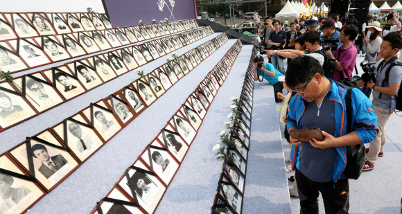 10일 오후 서울광장에서 열린 ‘21회 민족민주열사 .희생자  범국민추모제’에서 시민들이 고인을 추모하고 있다.  연합뉴스