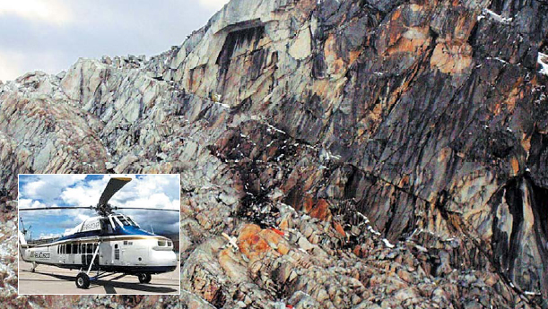 연락이 두절된 지 나흘 만인 9일(현지시간) 페루 남부 마마로사산 해발 4950m 지점에서 산산이 부서진 채 한국인 탑승 헬기의 잔해들이 발견됐다. 작은 사진은 사고가 나기 전의 헬기 모습.  쿠스코(페루) 연합뉴스