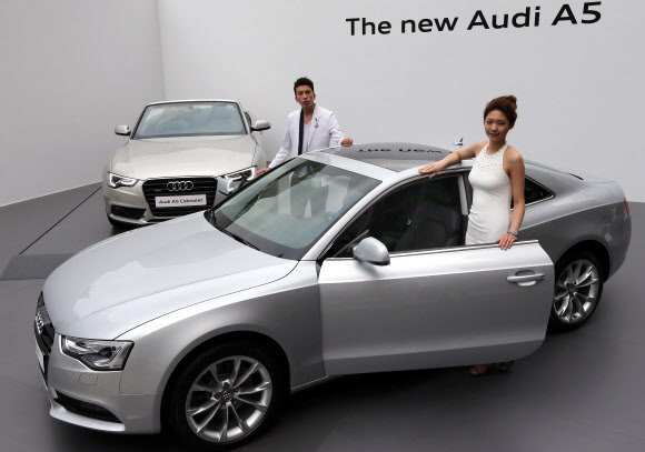 아우디 코리아가 11일 오전 서울 중구 파이낸스센터빌딩 앞 광장에서 ‘뉴 아우디 A5’와 ‘뉴 아우디 A5 카브리올레’ 출시 행사를 진행했다. 연합뉴스