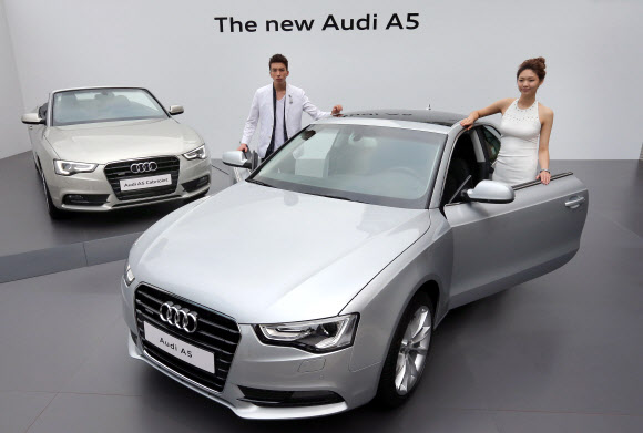 아우디 코리아가 11일 오전 서울 중구 파이낸스센터빌딩 앞 광장에서 ‘뉴 아우디 A5’와 ‘뉴 아우디 A5 카브리올레’ 출시 행사를 진행했다. 연합뉴스