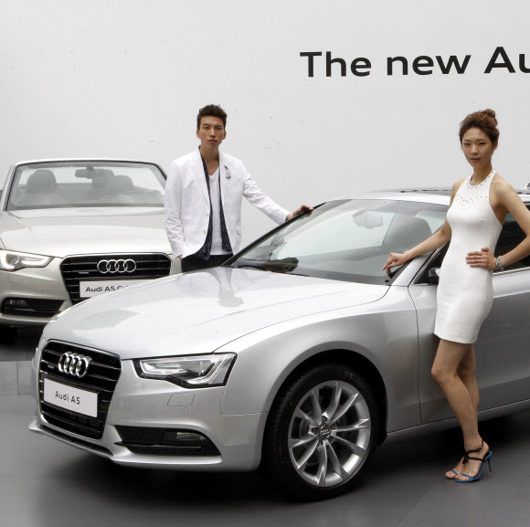 아우디 코리아가 11일 오전 서울 중구 파이낸스센터빌딩 앞 광장에서 ‘뉴 아우디 A5’와 ‘뉴 아우디 A5 카브리올레’ 출시 행사를 진행했다. 연합뉴스